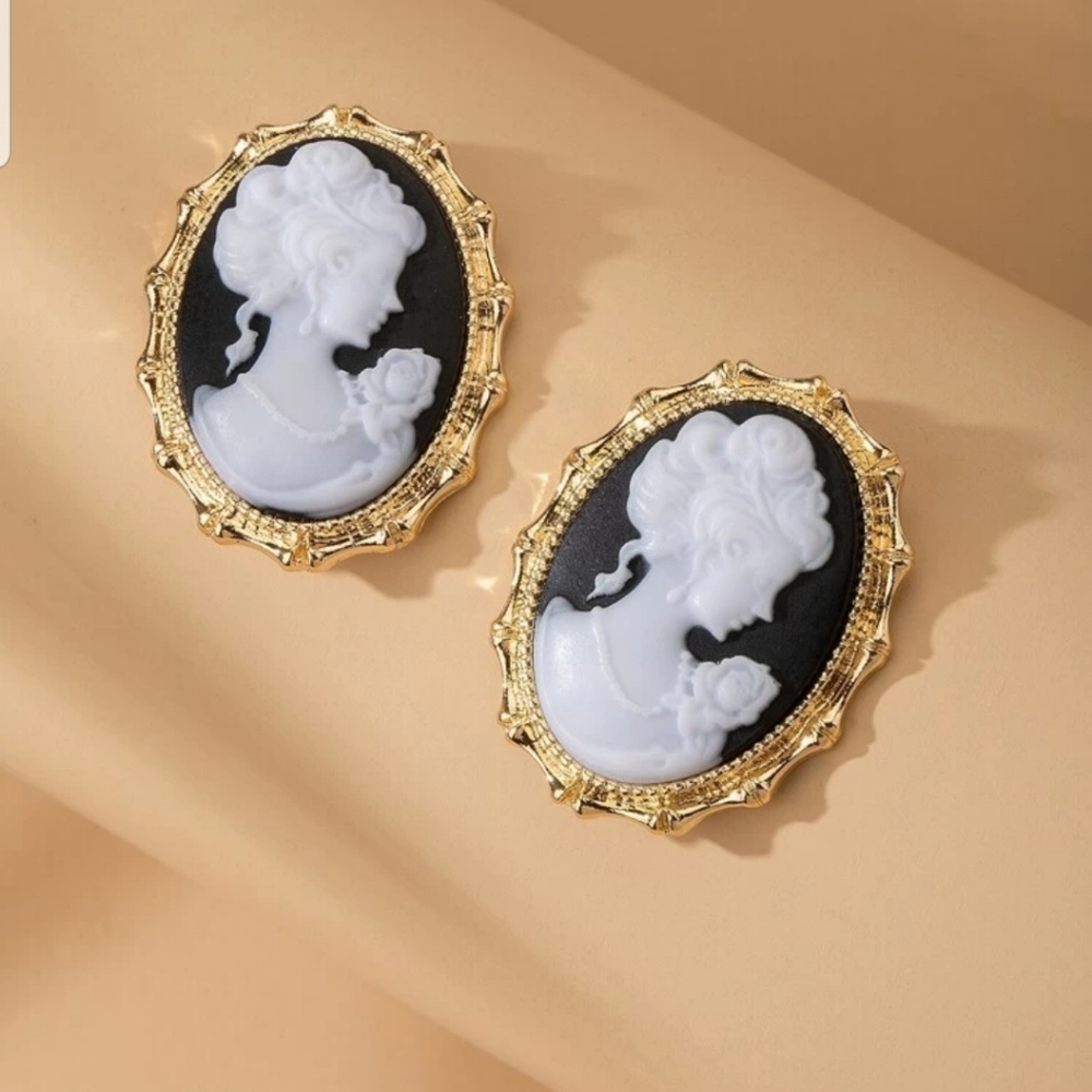 XPagexx Cameo Post Earrings - Picture 3 of 3